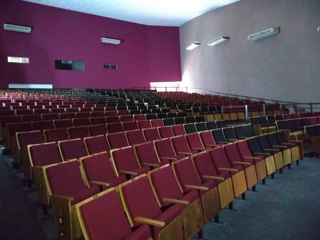 Projetos de Poltronas para teatros realizados pelo Brasil